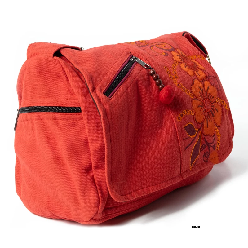 Lateral de bolso de color rojo, de estilo hippie,  hecho con loneta de algodon