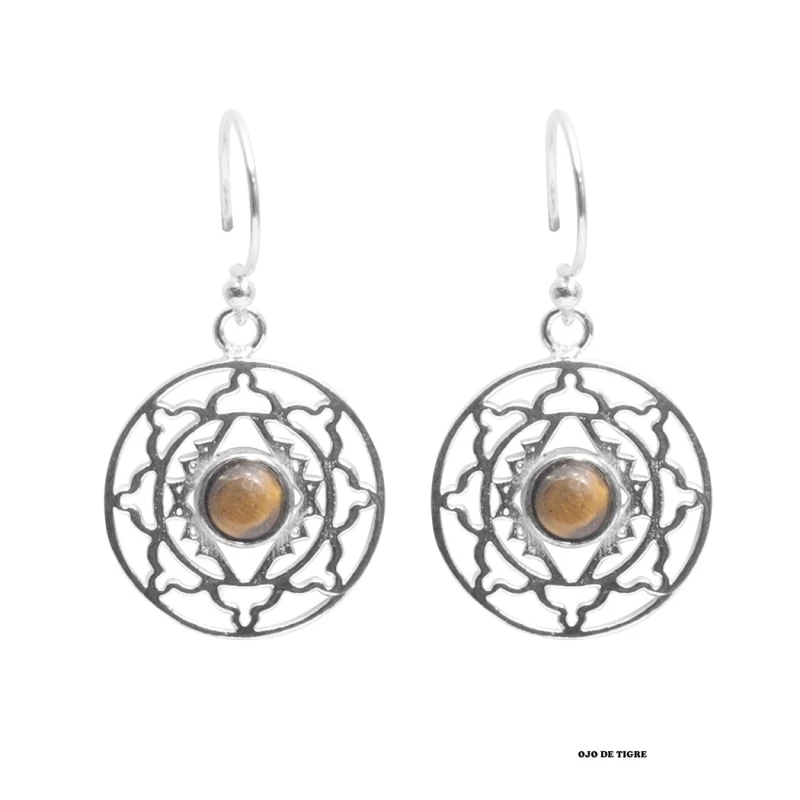 Pendientes de laton mandala en color plateado con un ojo de tigre en el centro del pendiente
