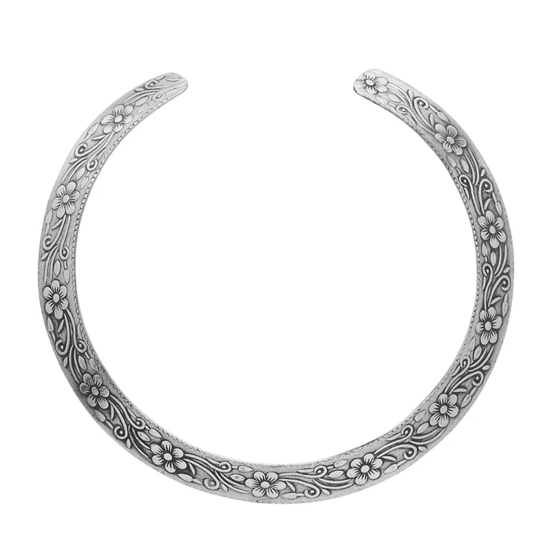 Collar rigido de latón plateado CL196IN