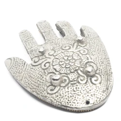 Incensario metálico en forma de mano con resinas tipo piedra