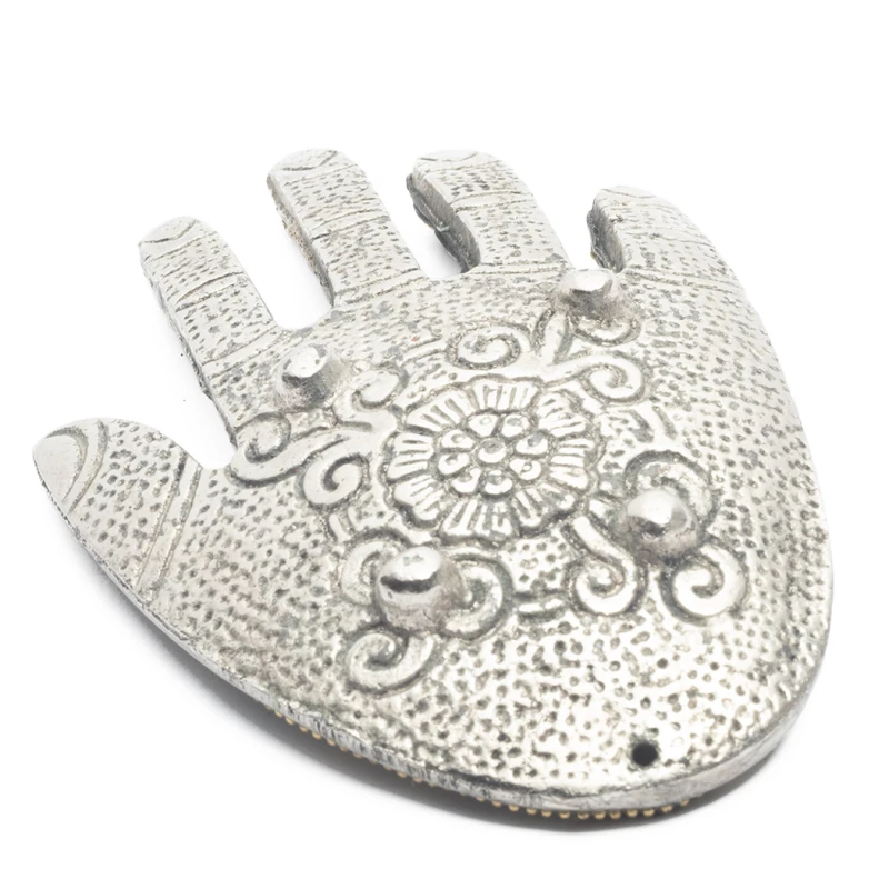 Incensario metálico en forma de mano con resinas tipo piedra