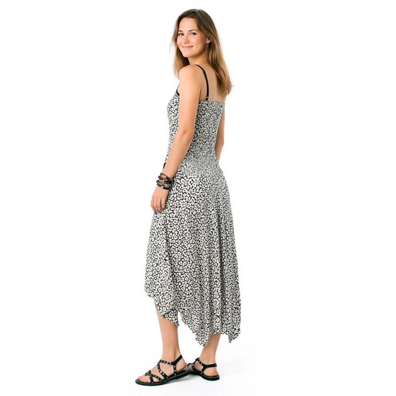 Vestido largo blanco y negro look elegante verano