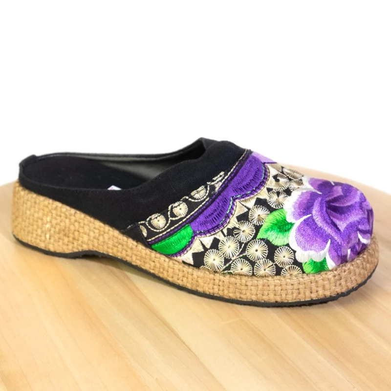 Zuecos boho bordados